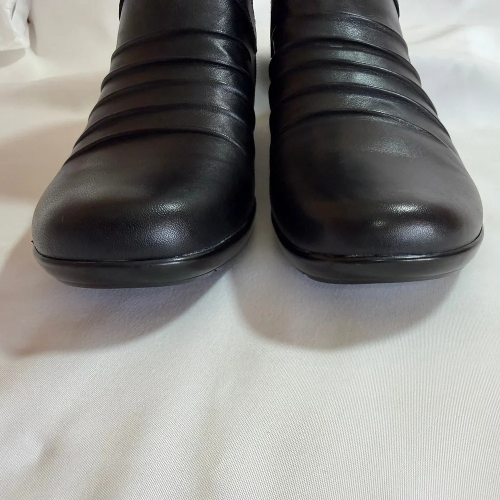 Natural Soul by Naturalizer Cycle Black Leather Ruched Ankle Boots Size 7M